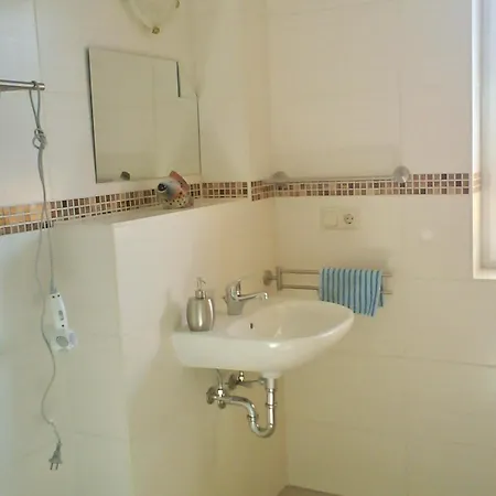 Im Reihenhaus Petermann 5 * Neuhof (Rugen)