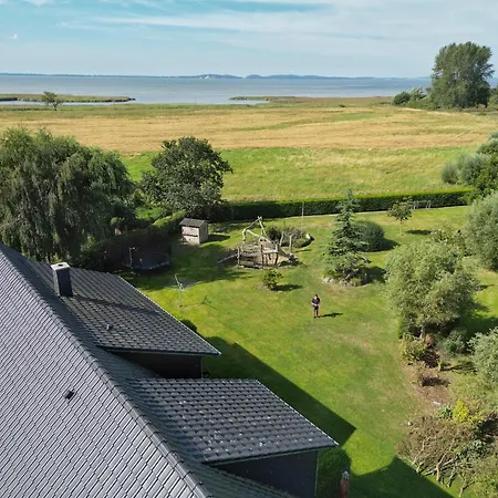 Im Reihenhaus Petermann 5 *